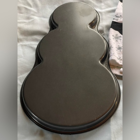 Wilton snowman cookie cake pan and pup Christmas’s towel! Both new - Picture 3 of 5